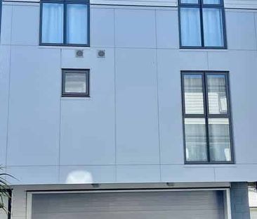 Sunny & Warm 3 bedroom 2 bathroom Townhouse - Photo 5