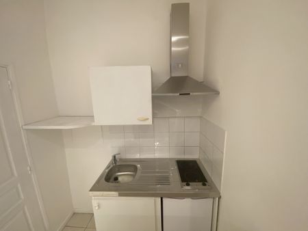 Appartement 1 pièces 27m2 MARSEILLE 1ER 565 euros - Photo 2