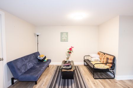 Spacious 3 Bedroom Unit off of Upper Gage!! - Photo 3