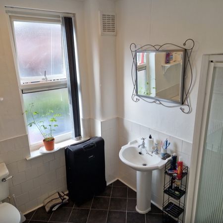 2 Bed - 28 Thornville Road, Hyde Park, Leeds - LS6 1JY - Student - Photo 4