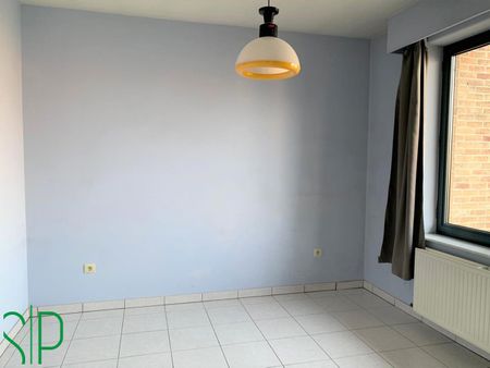 Ruim twee-slaapkamerappartement met terras en autostaanplaats in het centrum van Geel. - Photo 3