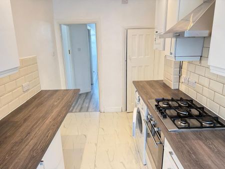 4 bedroom semi-detached house to rent - Photo 5