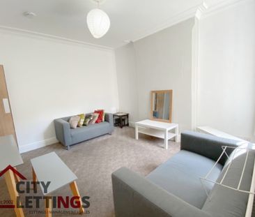 4 Bedroom Mid Terraced House - Photo 1