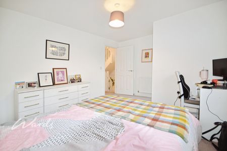 4 bedroom semi-detached house to rent - Photo 5