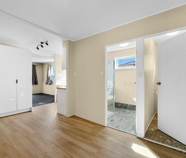 🏡 Freshly Renovated 3-Bedroom Home in Beautiful Beachmere! - Photo 2