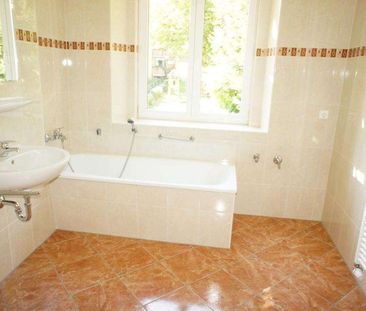 TOP Lage /Laminat und Bad mit Fenster / an der Humboldthöhe ! - Photo 1