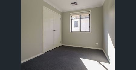 Modern 4-Bedroom Family Home in Sought-After Edmondson Park - Photo 4