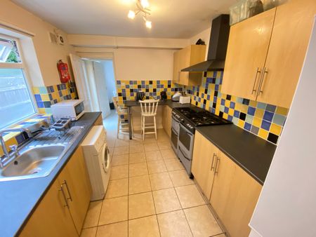 5 Bed Student Accommodation - Photo 3
