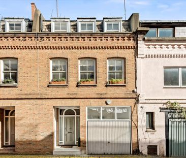 Spacious four-bedroom mews house to rent in the heart of Kensington... - Photo 3