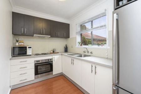 Light-Filled Apartment in Prime Thornbury Location - Photo 3