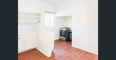 Comfortable 2-Bedroom Home Close to Shops and Transport - Photo 4