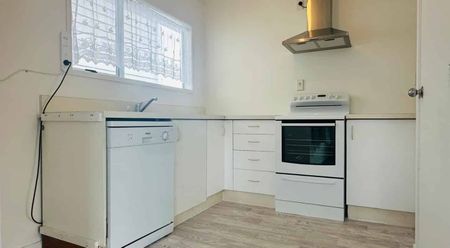 Freshly Renovated 2-Bedroom Home Near Sylvia Park & Lagoon Walks - Photo 3