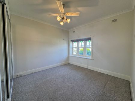 FULL BRICK SEMI HOME - Photo 4