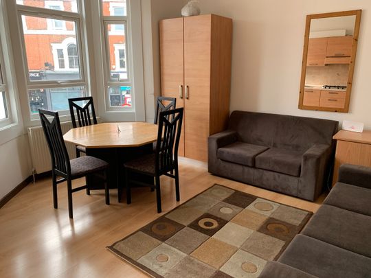 3 Bed Flat, Shorrolds Road, SW6 - Photo 1