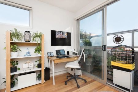 Unique and Quiet North Melbourne Abode - Photo 5