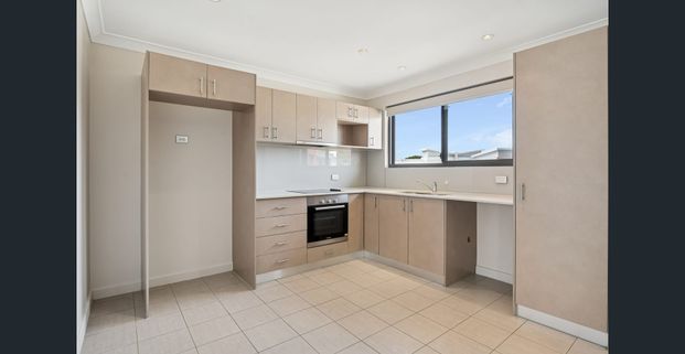 Stop Looking! - Photo 1