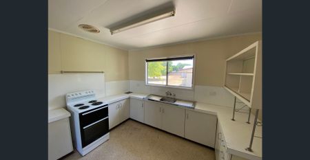 BEAUTIFUL 3 BEDROOM HOME WITH A LARGE BACK YARD, CLOSE TO LOCAL SHOPS! - Photo 5