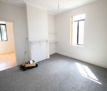 Oversized one bedroom apartment! - Photo 1