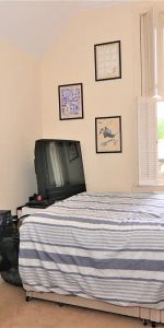 2 bedroom flat in London - Photo 4