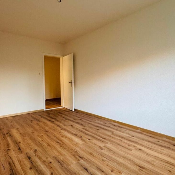 SCHÖNE 2.5 ZIMMERWOHNUNG MIT BALKON LIFT UND KELLER PER 1.11.2025 - Photo 1