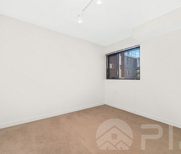 Modern Spacious 1 Bedroom Apartment! - Photo 2