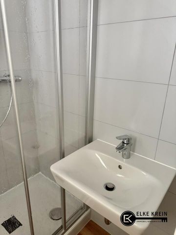 Willkommen in Ihrem neuen Zuhause! Diese großzügig geschnittene 3-Zimmer-Wohnung im 1. Obergeschoss eines umfassend sanierten Jugendstilhauses bietet modernen Wohnkomfort in historischem Ambiente.... - Foto 5