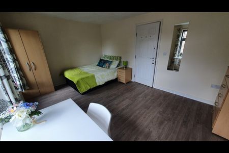 4 Bed Terraced House, Nazareth Road, NG7 - Photo 3