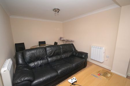 4 bed Flat for Rent - Photo 3