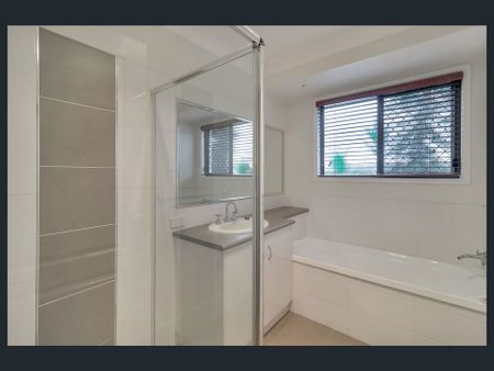 Spacious Four-Bedroom Family Home in Prime Middle Ridge Location - Photo 4