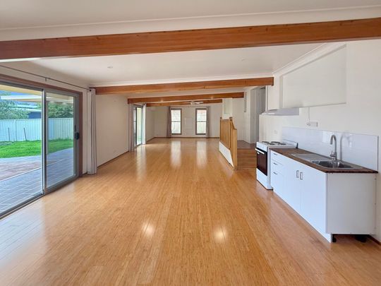 VERSATILE 3-4 BEDROOM HOME IDEAL FOR MULTI-GENERATIONAL LIVING OR SHARED HOUSEHOLDS - Photo 1