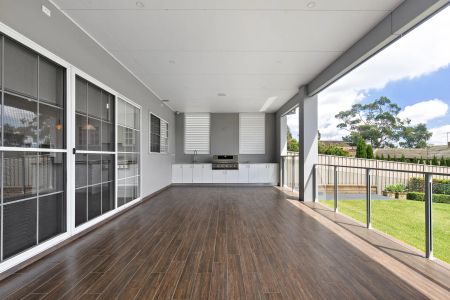 SPACIOUS DOUBLE STOREY 5 BEDROOM FAMILY HOME - Photo 3