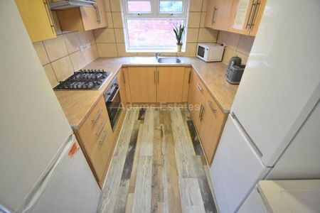 1 bedroom in a house share to rent - Photo 3