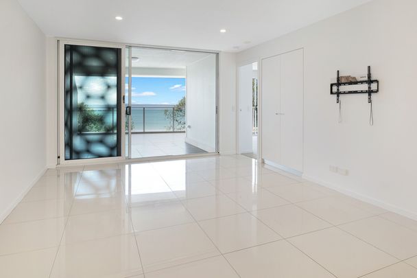 Coastal Luxury Living – Beachfront Apartment - Photo 1