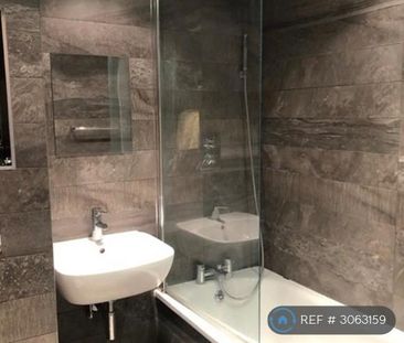 1 bedroom in a flat share to rent - Photo 5