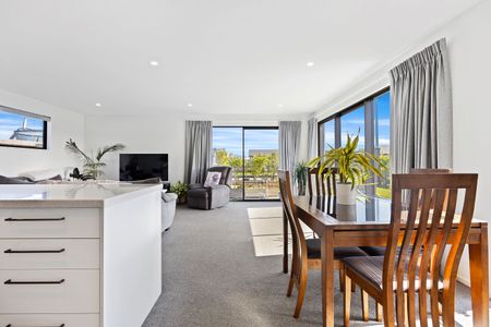 Modern Comfort in Ravenswood - Photo 2