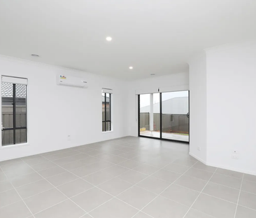 11 Duloe Rise, Melton South VIC 3338 - House For Rent | Domain - Photo 1