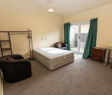 Boarding house rooms available now! - Photo 1