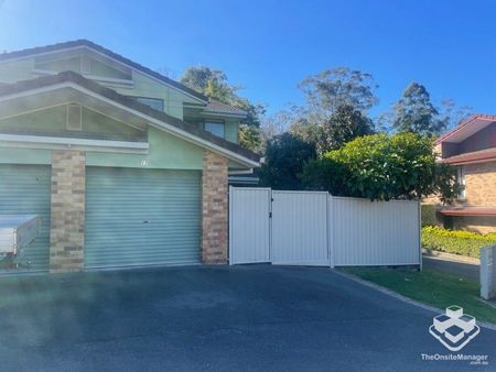 PET FRIENDLY, RENOVATED, Fully furnished townhouse with perfect blend of position, space, style and comfort - Photo 2