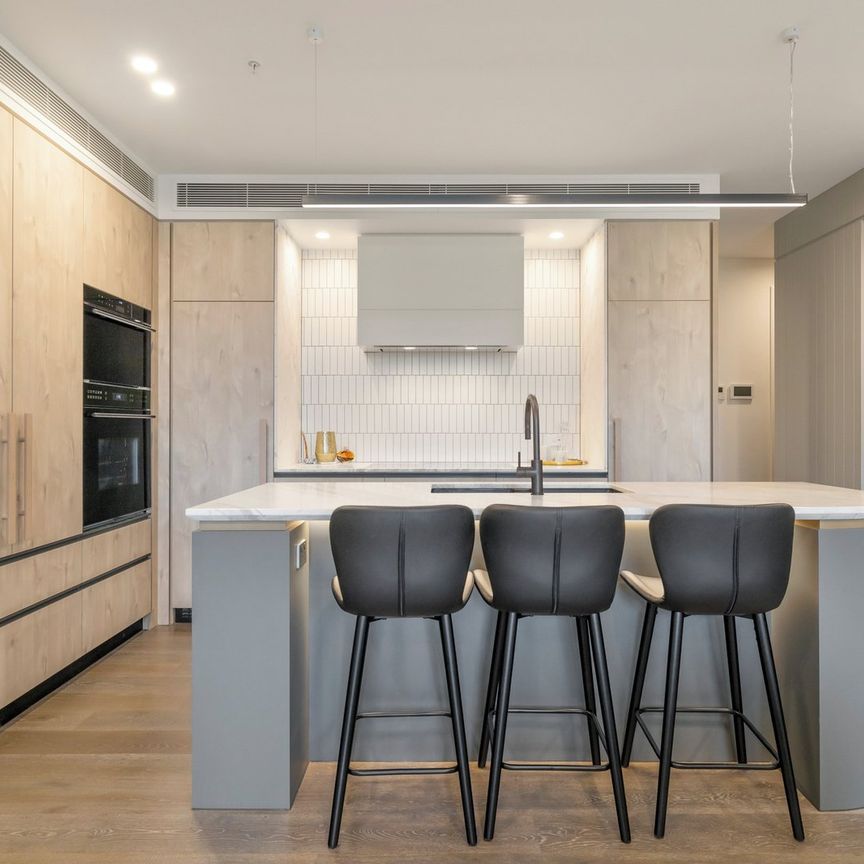LUXURIOUS THREE BED APARTMENT PLUS STUDY - Photo 1