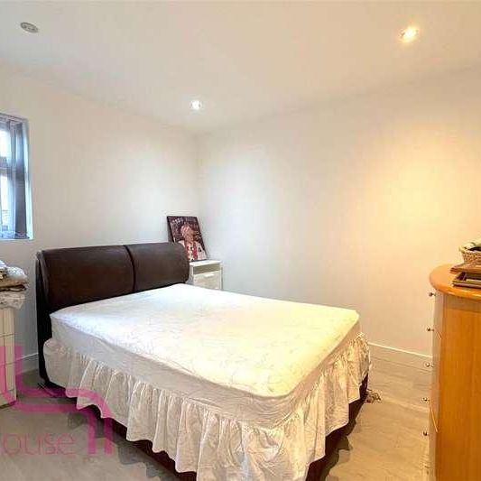 Hinton Avenue, Hounslow, TW4 - Photo 1