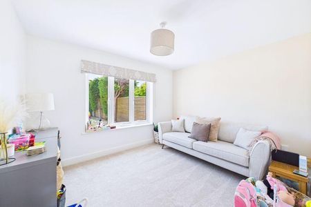 4 bedroom detached house to rent - Photo 3