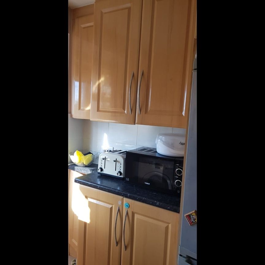 2 Bed Maisonette, Eastern Avenue, IG2 - Photo 1