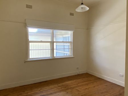 16 Leahy Street, SHEPPARTON VIC 3630 - Photo 2