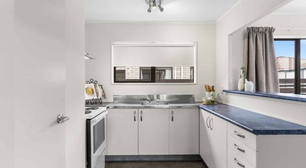 Handy Location - Photo 1