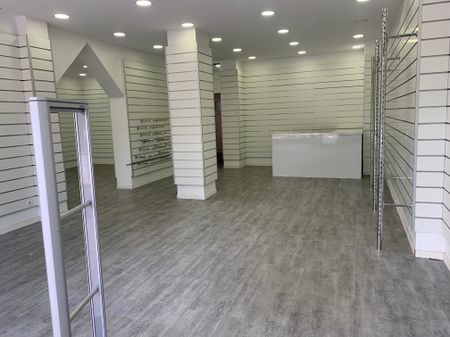 BOUTIQUE CENTRE VILLE EMPLACEMENT N°1 - Photo 2