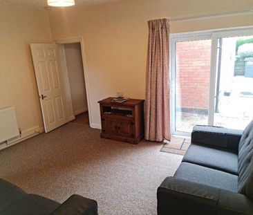 4 bedroom end of terrace house to rent - Photo 1