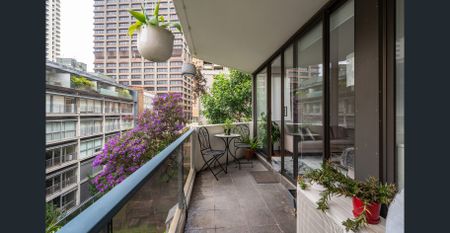 A light & spacious apartment w/ balcony & urban city views | Central lifestyle location - Photo 4