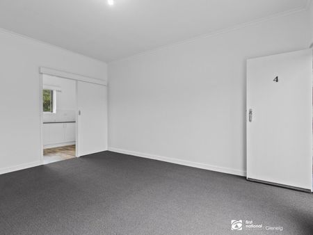 Freshly Renovated Upstairs Unit in Prime Camden Park Location - Photo 3