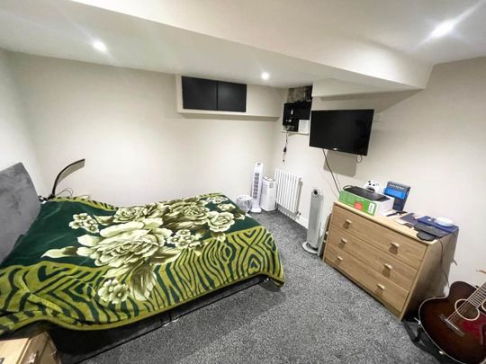 Raincliffe Grove, East End Park, Leeds - Photo 1