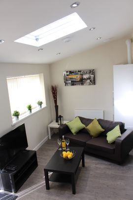 A Lovely 6 Bed, 5 Bathroom House Share Room 1 - Photo 1